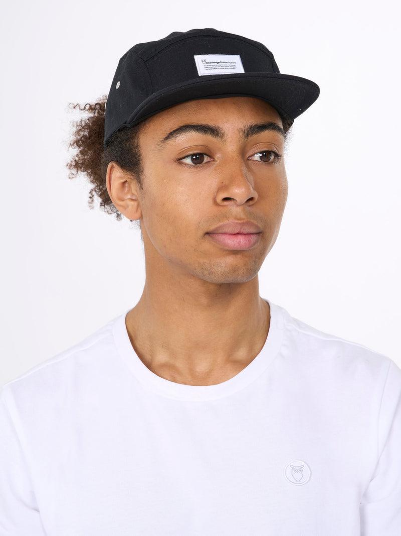 KnowledgeCotton Apparel - UNI Barckley cap with badge Caps 1300 Black Jet