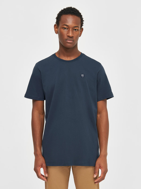 KnowledgeCotton Apparel - MEN Regular fit Badge t-shirt T-shirts 1001 Total Eclipse
