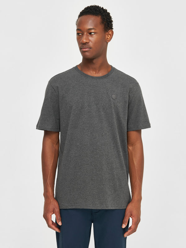 KnowledgeCotton Apparel - MEN Regular fit Badge t-shirt T-shirts 1073 Dark Grey Melange